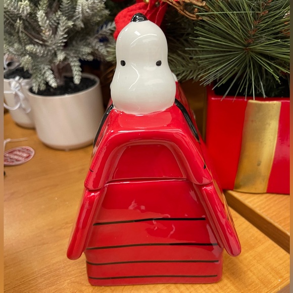 Christmas Snoopy & Woodstock Peanuts Red Doghouse Rae Dunn Cookie Jar NWT - Picture 7 of 10